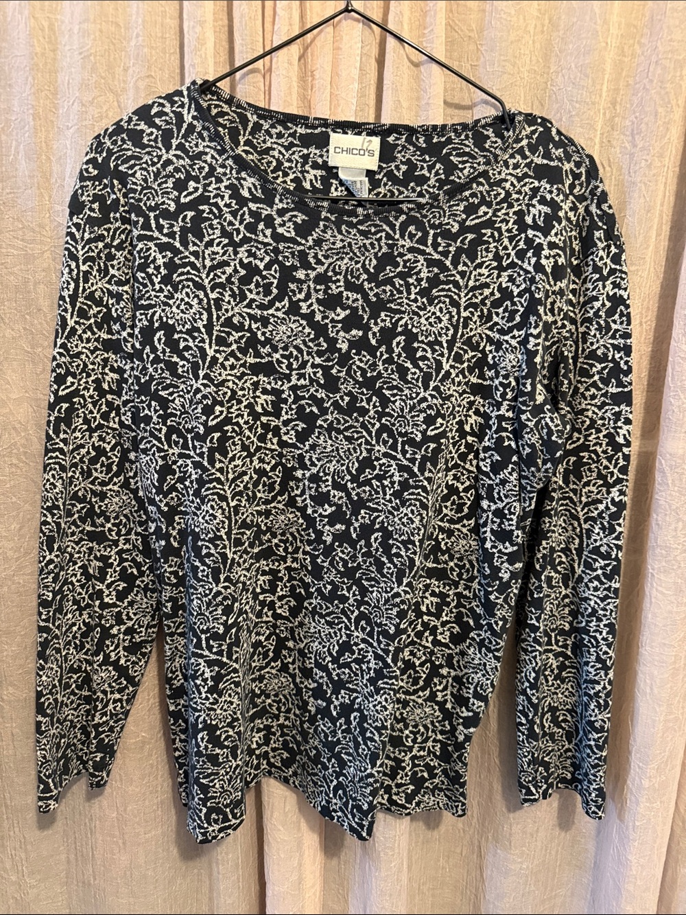 Chico's Black & White Vine-Print Long Sleeve Tee